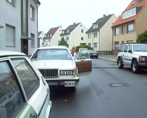 German amateur couples: 台所のテーブルでロードされたコックを共有する2つの見事なドイツのひよこ