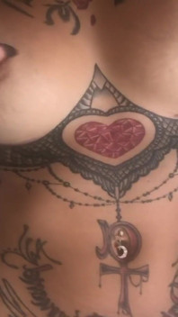 Ragazza tatuata