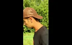 Junge geht mit sperma im gesicht, aber er muss sich verstecken, weil jemand kommt