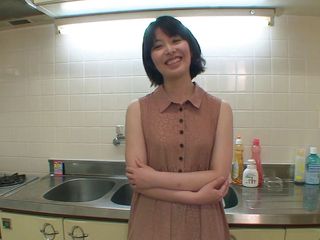 Japan Lust: Cowok ini ngentot gaya doggy di dapur