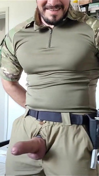 거대한 자지를 자위하는 경찰관.