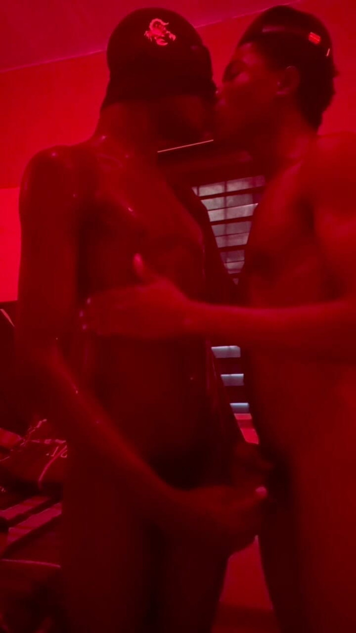 Africa TwinkBoys: Üniversiteli twink arkadaşlar üniversiteden sonra kırmızı ışık altında sikişiyor