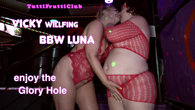 TuttiFruttiClub: GloryHole divertido caliente milf Vicky y grandota Luna