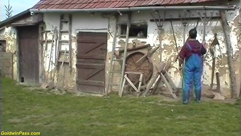 Crazy Old Moms: Бабуся-фермер грубо відтрахана на відкритому повітрі
