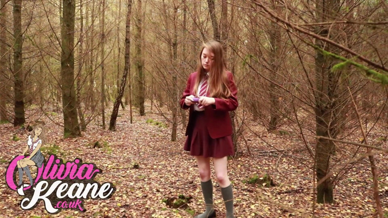 Olivia Keane: 女子大生使用Sheweeに小便外