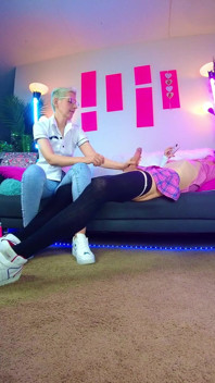 Krátké vlasy MILF dojí svého crossdress chlapce
