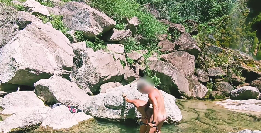 Sportynaked: Follada al aire libre bajo una cascada