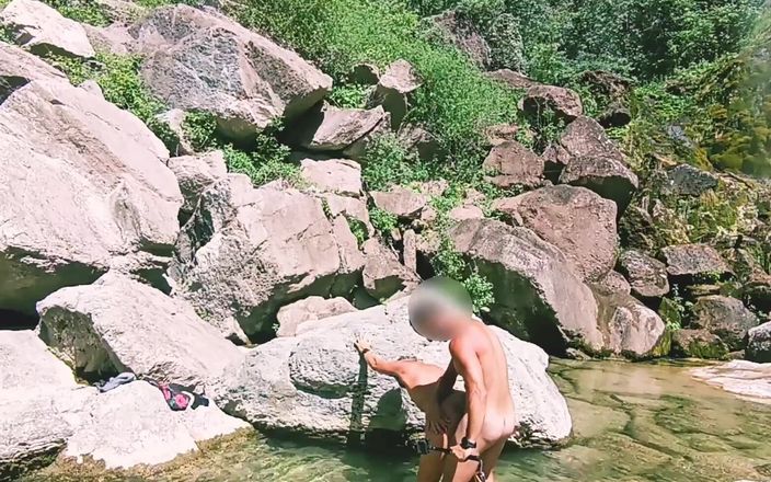 Sportynaked: Şelalenin altında açık havada sikiş