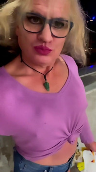 Caliente mariquita shorts en el estacionamiento del centro de la ciudad