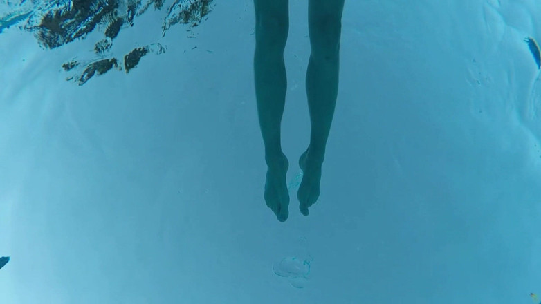 outdoor-fun: Piscină publică interioară solo, bărbat nud în formă, înotând