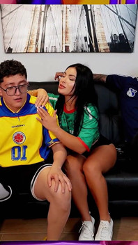 Puskas Award an meinen besten Freund, nachdem er der beste Cuckold des Jahres war. Ich ficke seine Freundin, während wir Fußball schauen