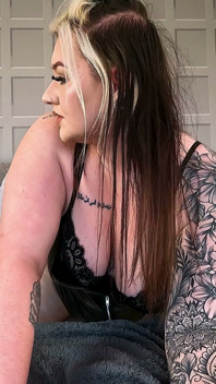 Hookup with Sexy Tattooed Alt Girl