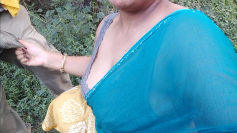 HotGirl21: hot ganv ki bhaabhi jangal men akeli hai aur use...
