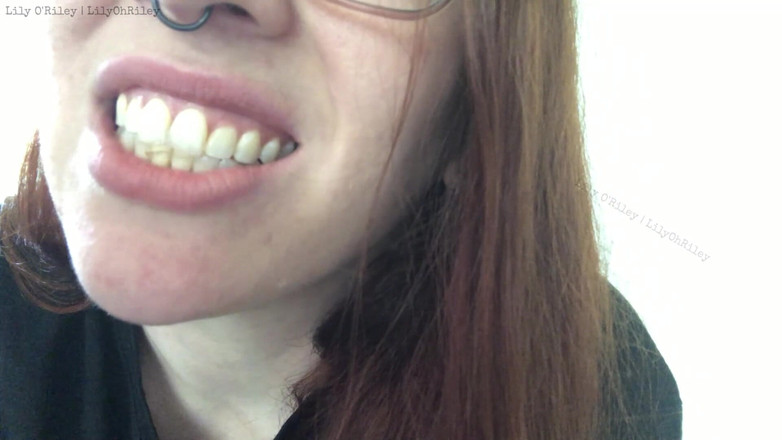 Lily O'Riley: Spotřeba gummy bear se zvuky pusy