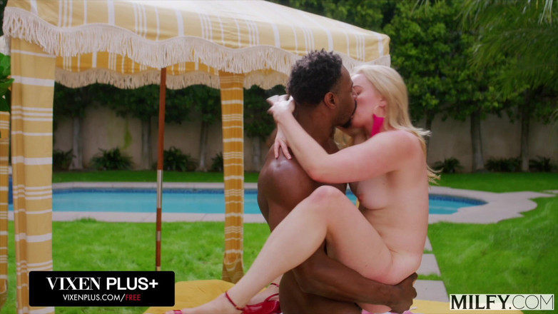 Milfy: Orta yaşlı seksi kadın büyük zenci yarağına aç sarışın orta...