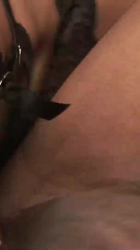 Sexy tranny Tiffany Kawasaki šukání zadku