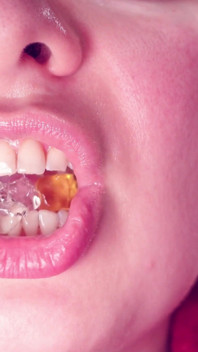 ASMR : Manger des bonbons en gelée Teddybears. Mastication. Bouche en gros plan.