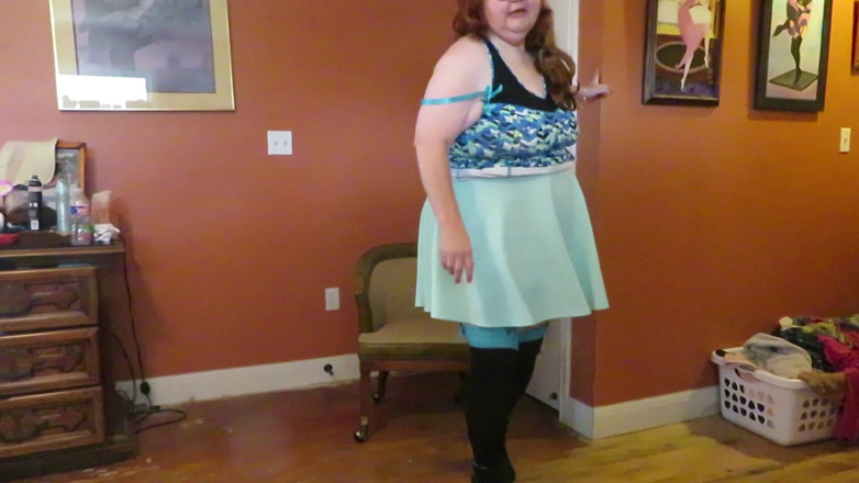 BBW nurse Vicki adventures with friends: 看護師ヴィッキーは、ミニスカート、セクシーなストッキング、ハイヒールのミニブーツでゴムボールで遊んでいます