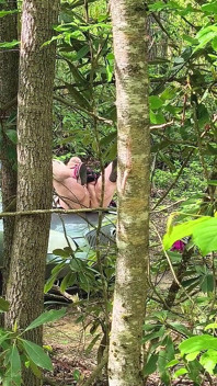 Ella ha sido atrapada frotando el coño en el bosque chorreando en el capó de su auto
