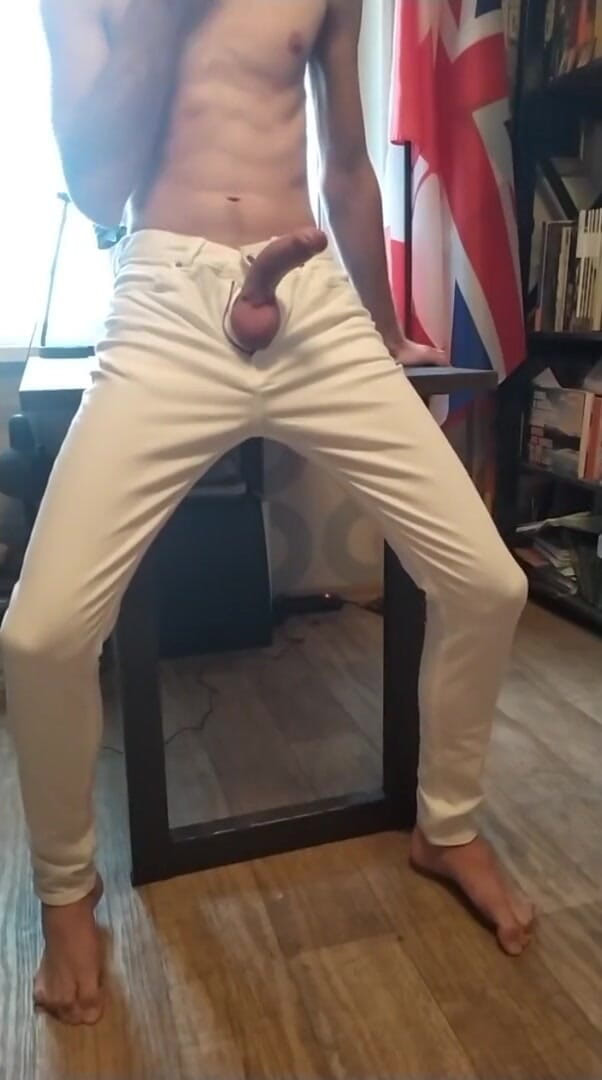 Dick Love Boys: Masturbación con la mano en jeans blancos