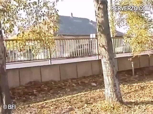 Pissing Girls: 公开撒尿 2 - 户外公共场所撒尿 DVD