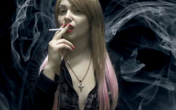 Goddess Misha Goldy: Hodně kouří zde