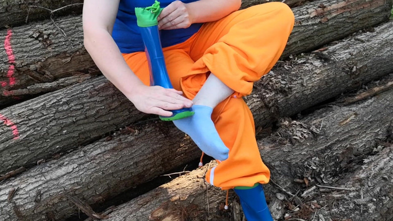 Bouncy Tits Action: Zittend in rubberlaarzen op woodpile