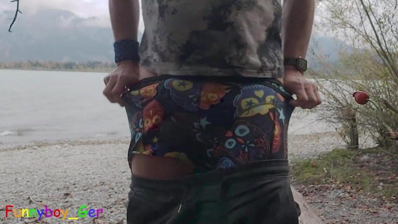 Funnyboy-Ger: Traumhafter Ort Im Freien Am See: Pissen, Wichsen Und Massagestab...