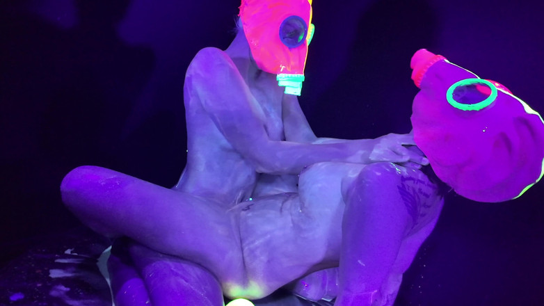 EdgesOfReality: Дівчина Neon Rave грає з ділдо на дівчині