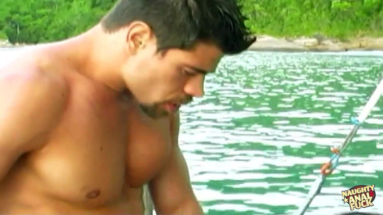 Naughty anal fuck: Tatuada gata sexy em um biquíni recebe sua buceta apertada...