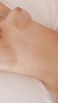 MILF blonde Joslyn Jane dengan pantat besar berkongkek keras