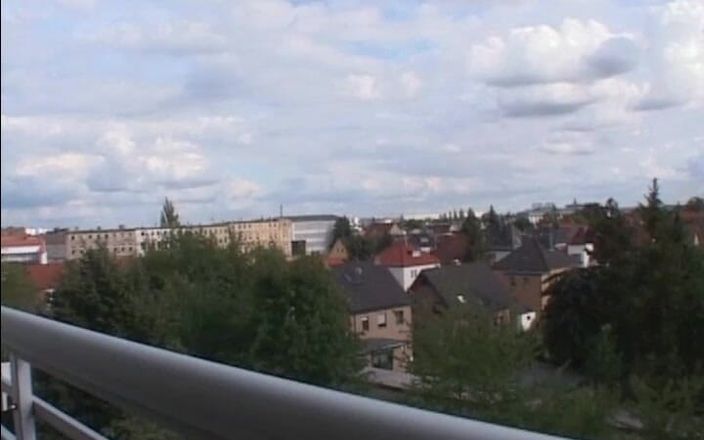 Deutscher hardcore: Krásná hubená německá holka jezdí na velkém čůrákovi jako profesionál