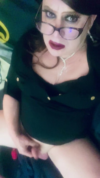 Krissy sweets streichelt ihren schwanz
