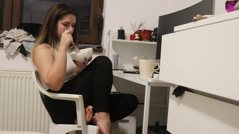 NipsAndStrips: Kentut Semasa Makan Di Meja Saya