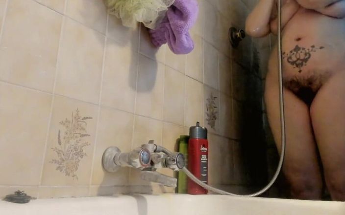 Nicoletta Embassi: La tua bella italiana nella doccia con la sua grande...