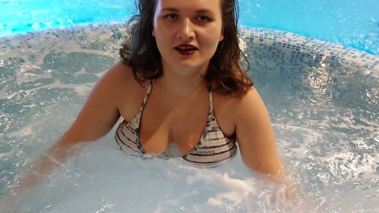 Katybigcherry: Ein kurviges mädchen masturbiert in einem pool