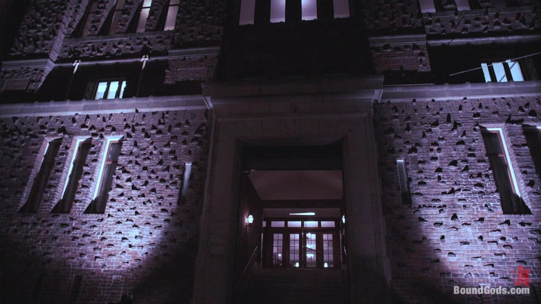 Bound gods: Legenda, přítomnost a budoucnost