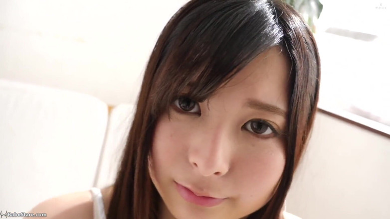 Babe Stare: O fată asiatică se joacă cu ea în acest videoclip solo