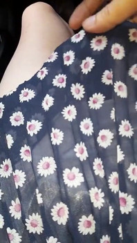 spust ubrany w szyfon mini spódnicę z satynową podszewką