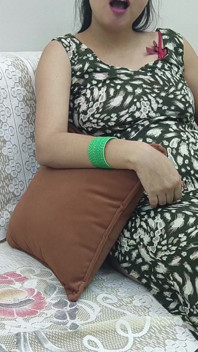 Indická Sara 18letá teenagerka solo na gauči