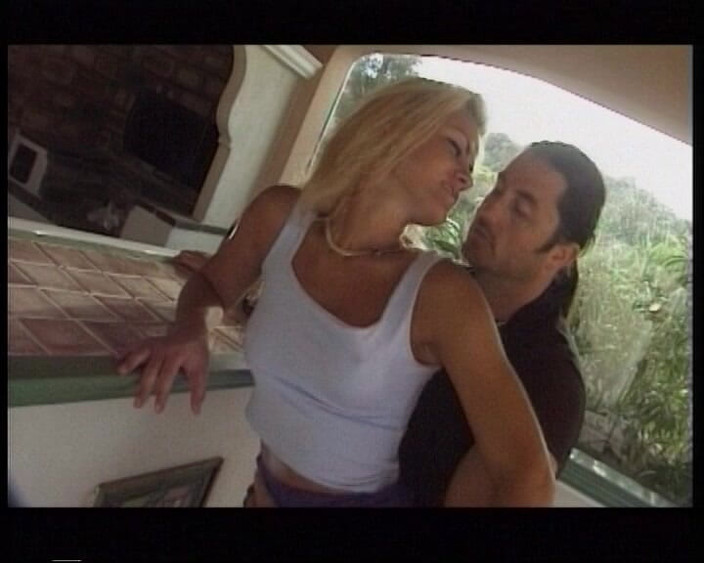 All you need to fuck: सुनहरे बालों वाली बेब की कार में दोहरा प्रवेश