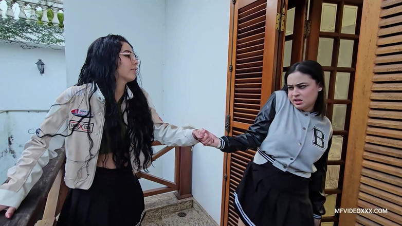 MF Lesbian: Öpücüğüm seni güvende tutacak