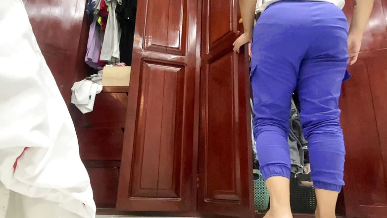 irina69star: Stiefschwestern ziehen sich um