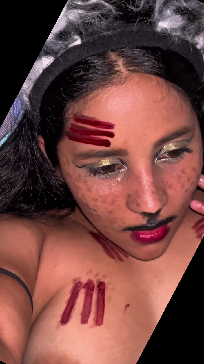 Gilversexy: Halloweenská párty, nemůže vystát teplo a hledají prostor pro šukání, ona...