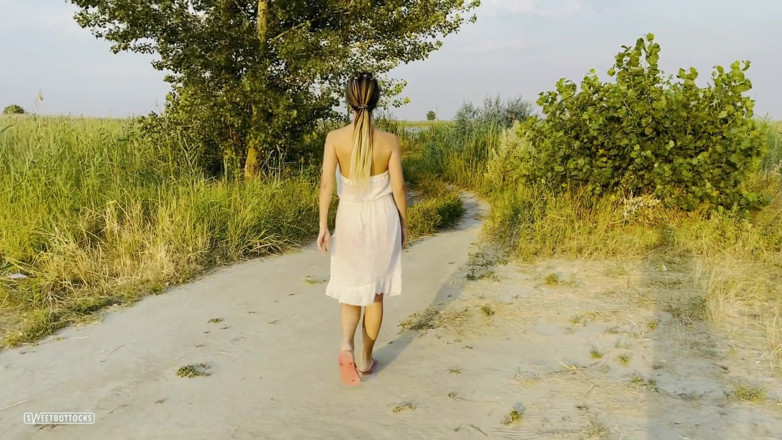 SweetButtocks: Mergând goală în natură