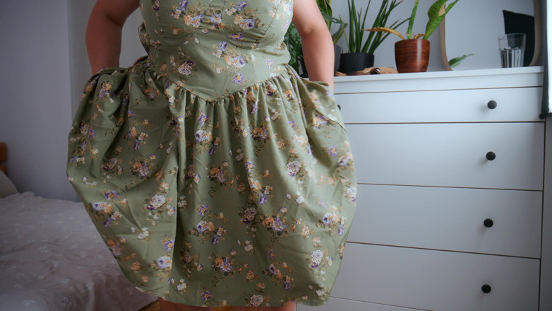 Mrs Wetslavs: Mollige milf en haar ondeugende strandseksfantasie.
