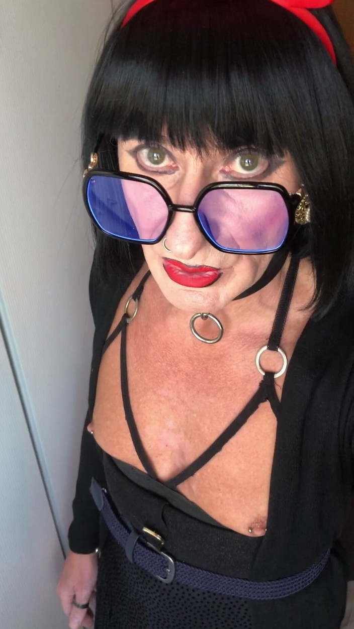 Andreina Naty: Piercings Aux Seins Et Marche