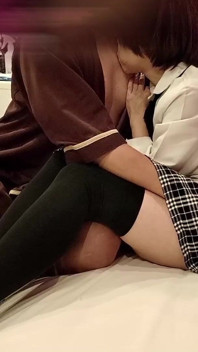 자지를 미친 듯이 핥는 여학생 코스프레, 정액이 내 자궁 깊숙이 들어갈 것 같은 아래에서 밀어 넣으면