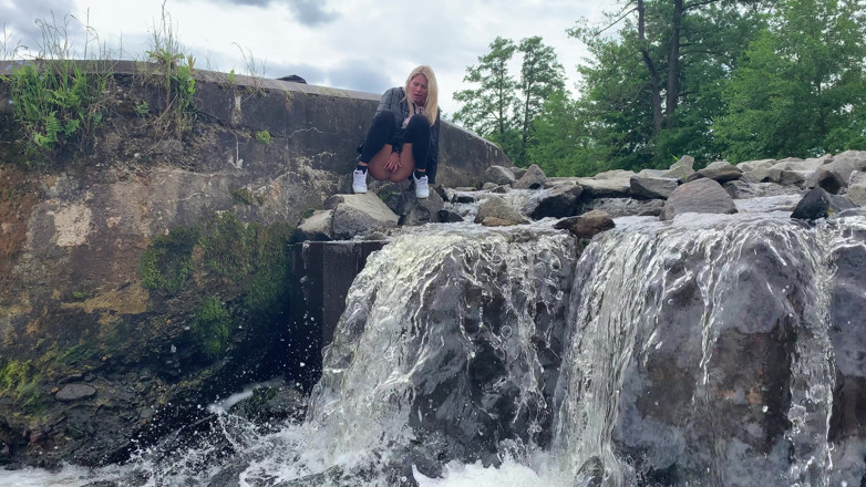 Claudia Macc: Outdoor pissing fun