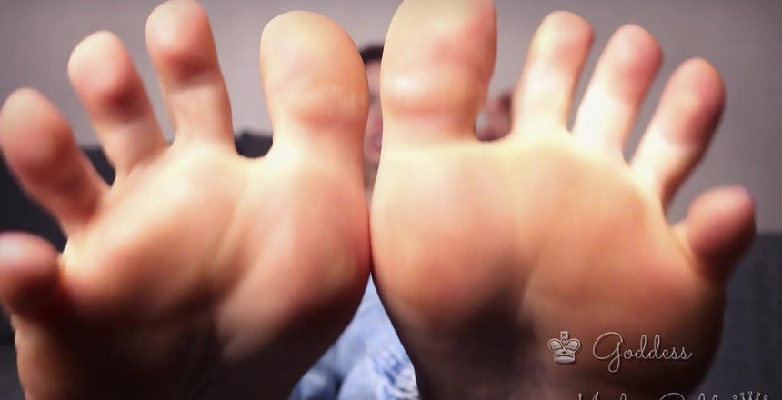 Goddess Misha Goldy: 땀에 젖은 발을 핥고 싶어! 핥고 냄새를 맡는 중독이 더욱 강해집니다.